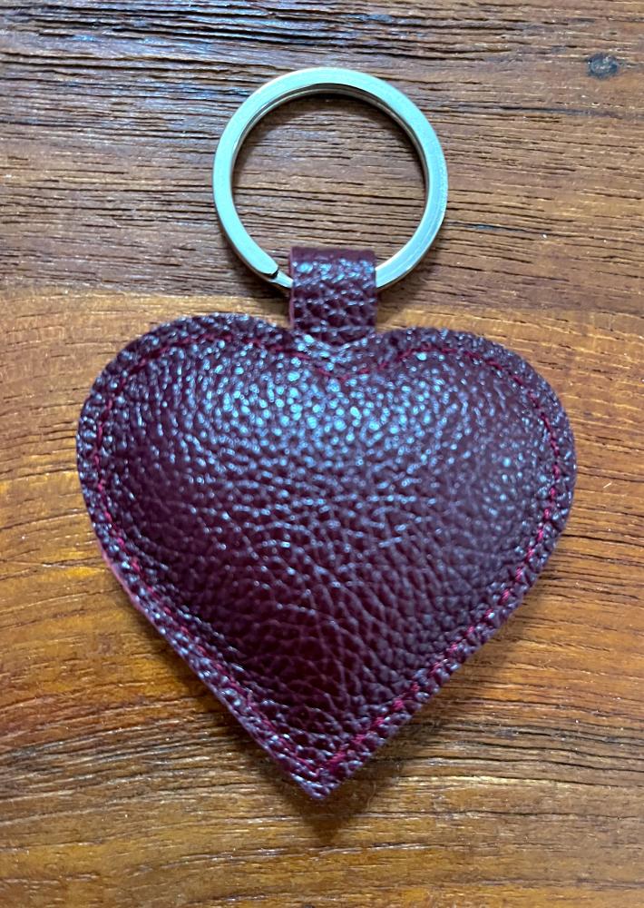 Leder Schlüsselanhänger Herz burgund Struktur