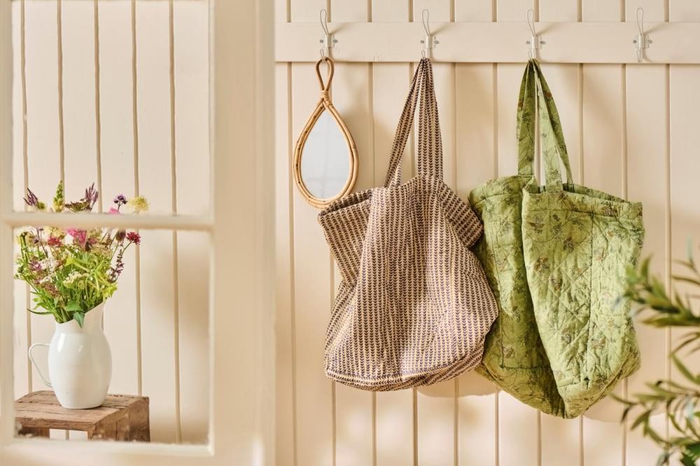 Tasche IB Laursen beige mit dunkelblauen Stängeln